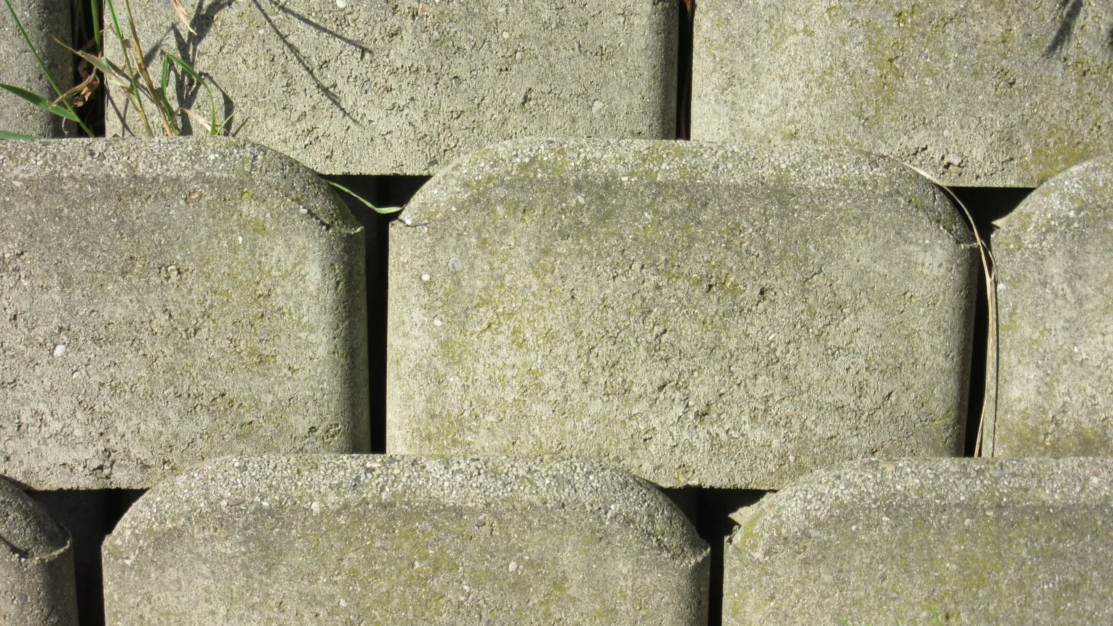 Segmental block residential retaining wall